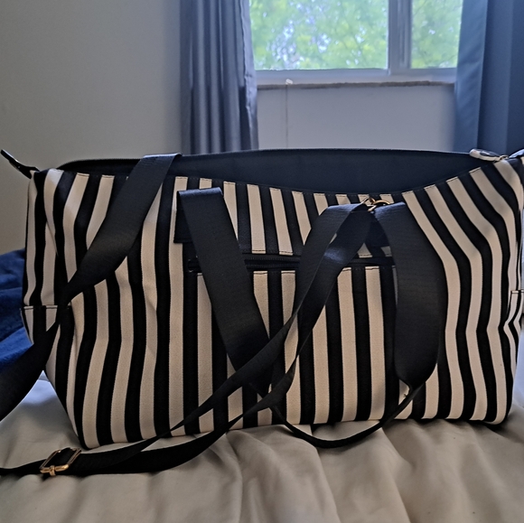 Alicia & Olivia Duffle Bag - Picture 3 of 3